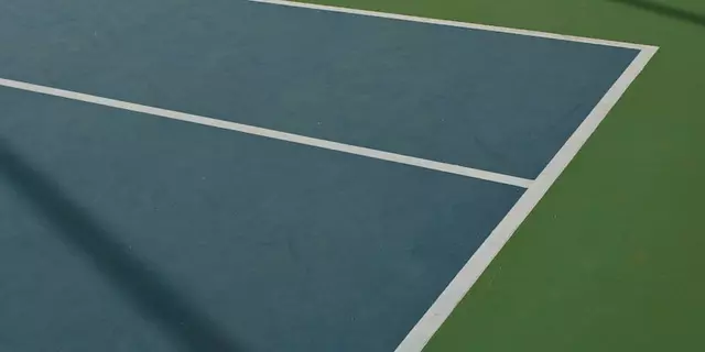 Ich höre etwas in meinem Tennisschläger bewegen. Ist es kaputt?